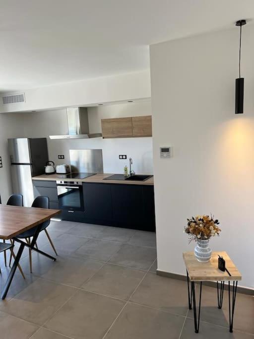 Logement Neuf-Ghisonaccia Centre, A 5Min De La Mer Esterno foto